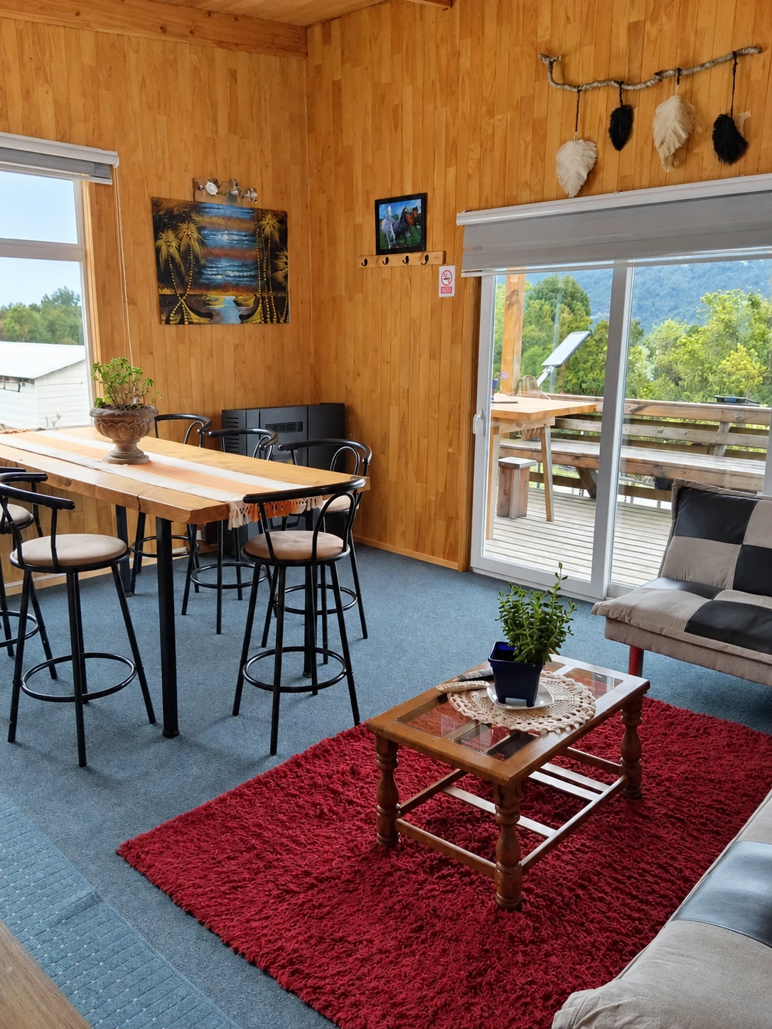 Sala de estar y comedor con ventanal hacia la terraza